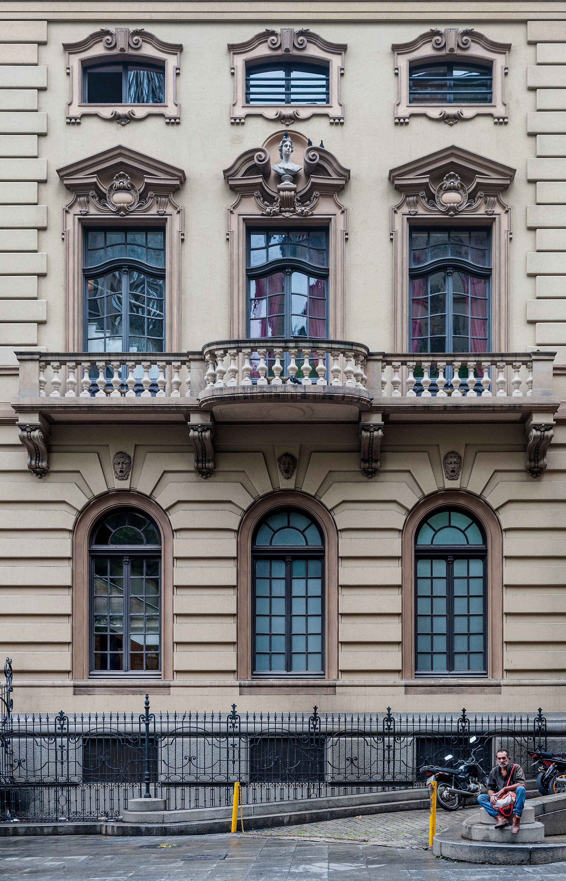 Detalhe de janelas e sacada de uma fachada clássica